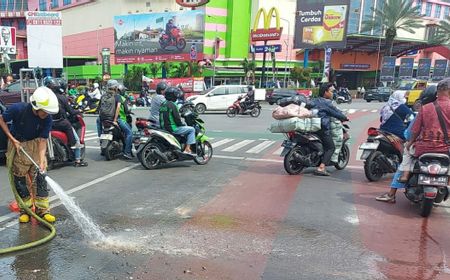 petugas-damkar-bersihkan-tumpahan-oli-di-perempatan-pgc-cililitan