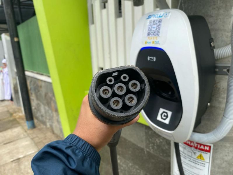 penampakan-tiang-listrik-yang-disulap-pln-jadi-spklu-kapasitas-7-dan-22-kw,-ini-lokasinya!