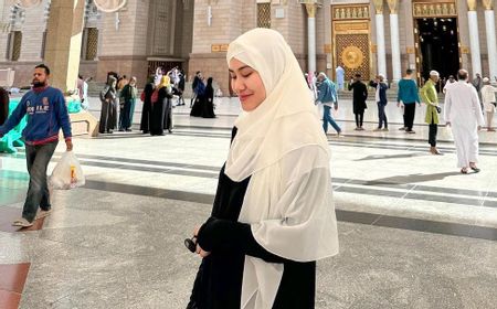 jalani-ibadah-umrah,-ini-6-potret-cantik-aaliyah-massaid-kenakan-hijab-di-masjid-nabawi