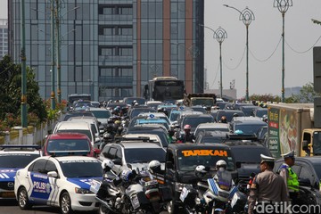 luhut-sebut-pajak-motor-bensin-bakal-naik-buat-subsidi-transportasi-umum