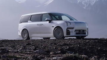 laris-manis-penjegal-alphard-yang-ditiban-truk-molen-nggak-remuk