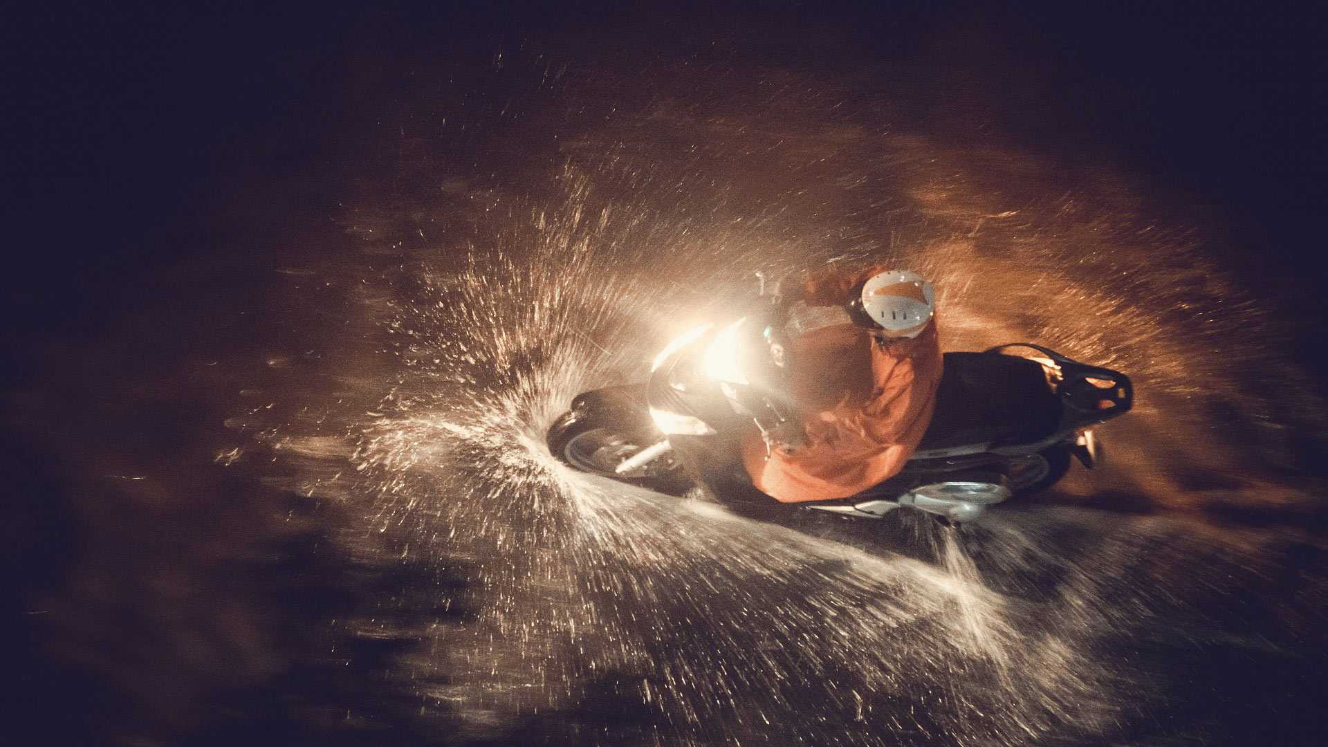 10-tips-naik-motor-saat-hujan,-berhenti-atau-lanjut?