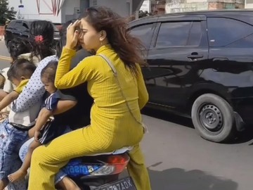 heboh-pemotor-bonceng-7-tanpa-helm,-4-dewasa-dan-3-anak-empet-empetan