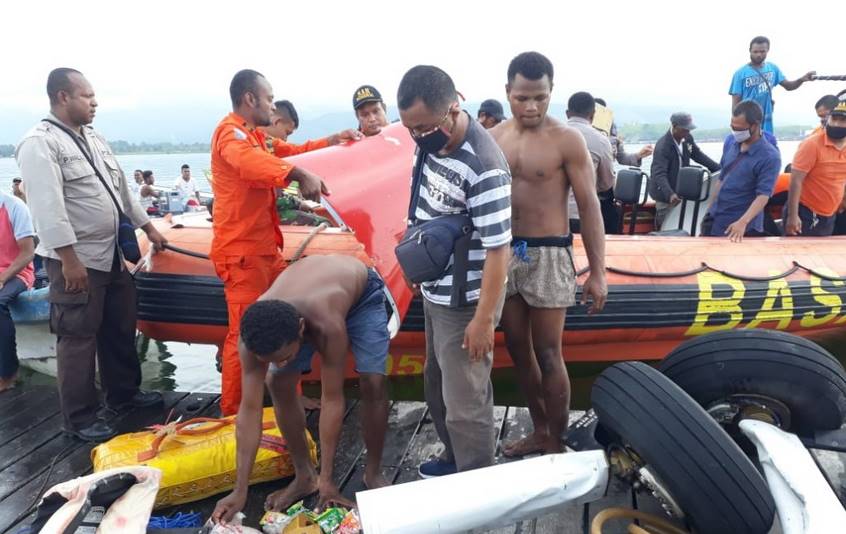 pesawat-angkut-logistik-terjatuh-di-danau-sentani