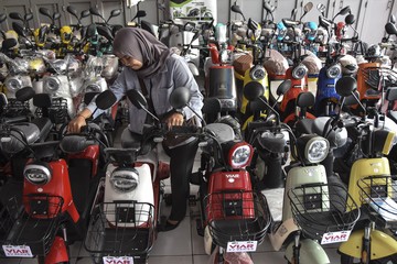 pajak-motor-bensin-naik-bisa-bikin-motor-listrik-subsidi-laris-manis?