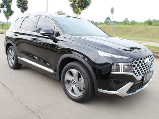 hyundai-santa-fe-terbaru-sudah-disertai-teknologi-bluelink,-harga-mulai-rp625-juta