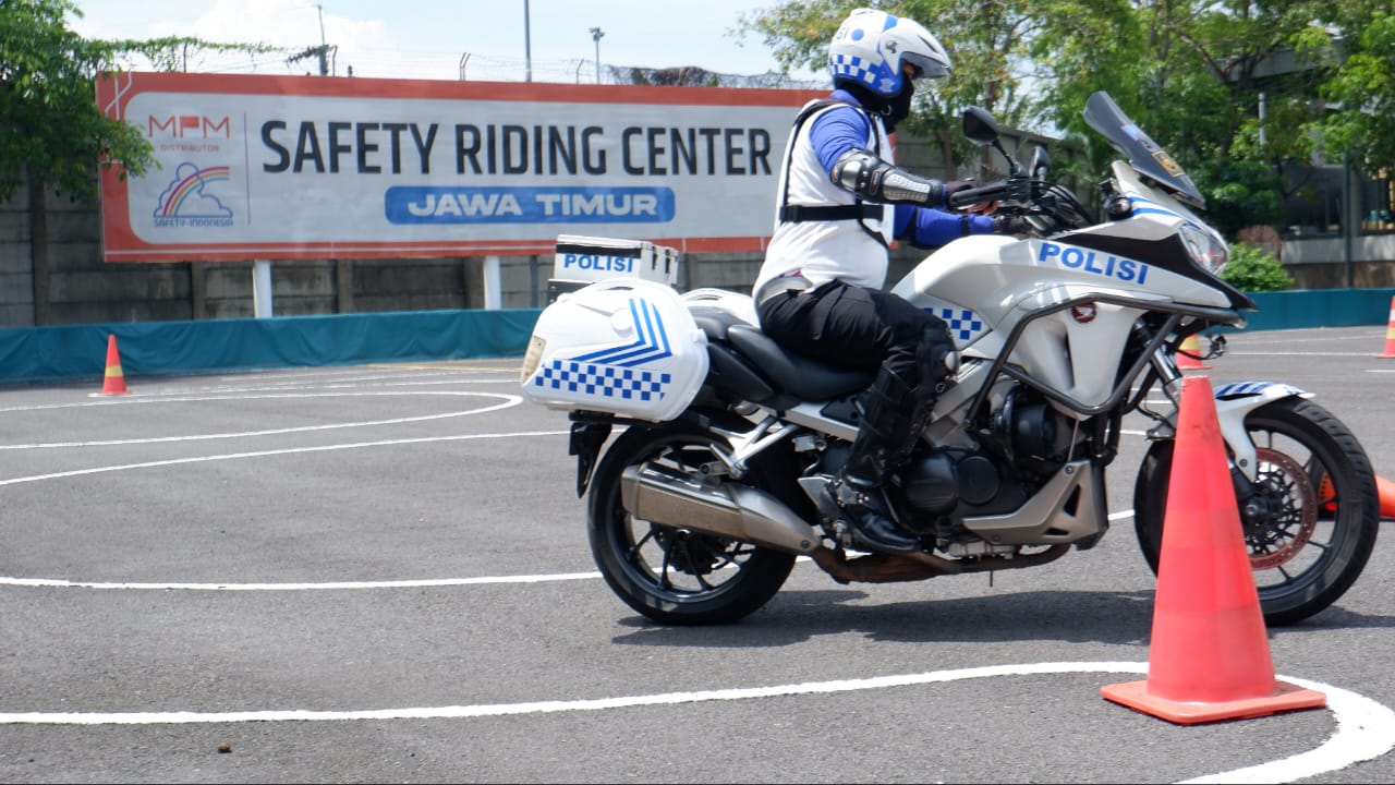 tim-rajawali-polrestabes-surabaya-latihan-#cari-aman-berkendara-di-mpm-safety-riding-course
