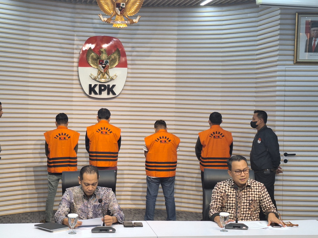 tersangka-kasus-suap-pengadaan-di-labuhan-batu-bertambah-2-orang