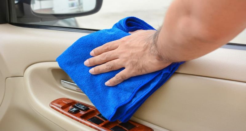 tips-jitu-bersihkan-door-trim-mobil-kusam
