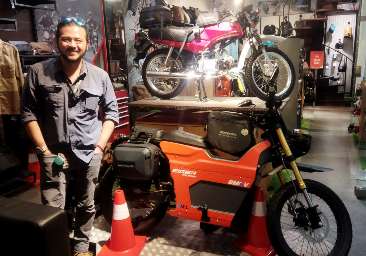 motor-listrik-smev-bikin-semarak-flagship-store-eiger-di-bandung