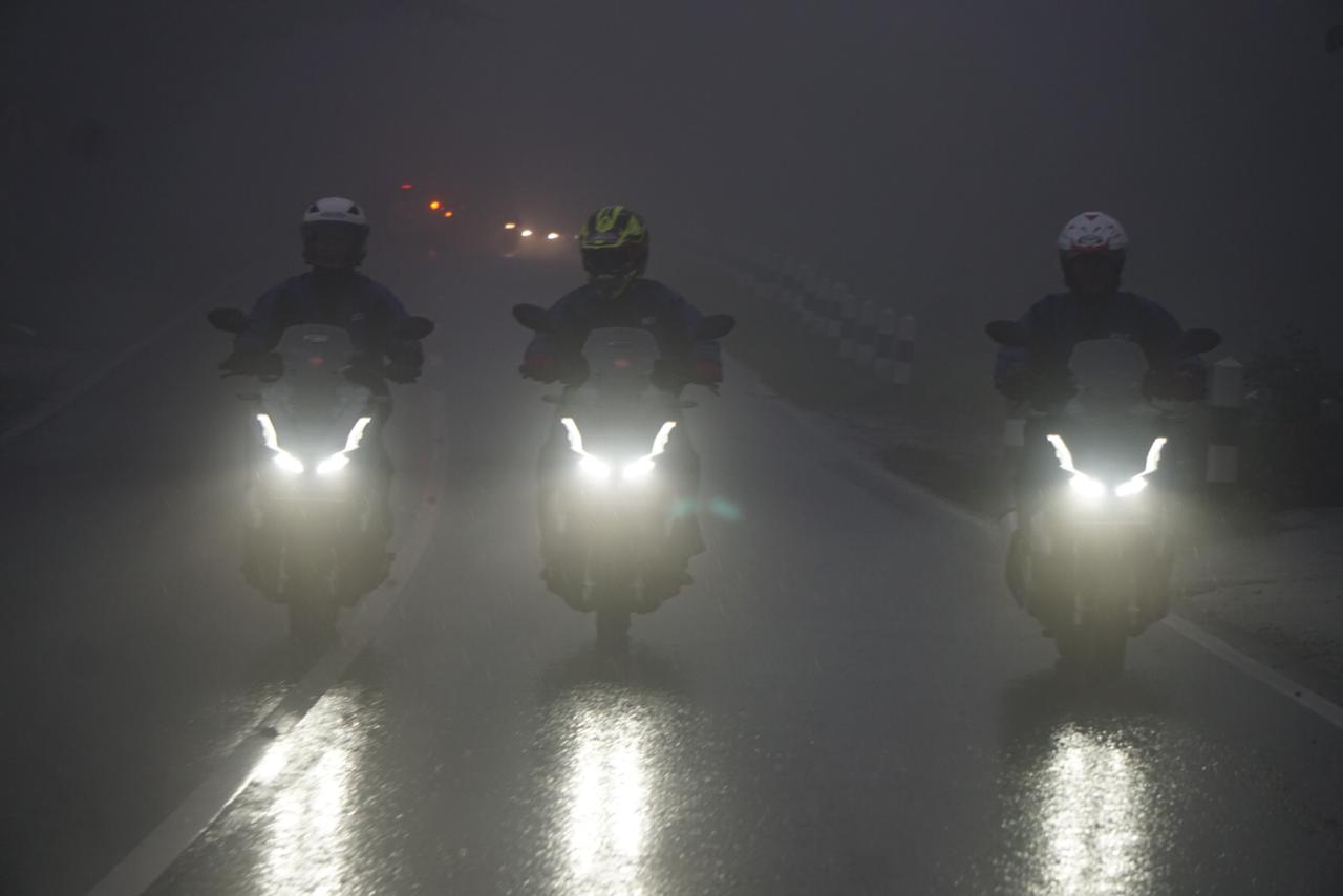 cari-aman-naik-sepeda-motor-saat-hujan-berangin