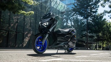 spek-dan-harga-yamaha-xmax-tampilan-baru,-usung-warna-biru-racing