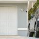 7-inspirasi-desain-garasi-mobil-minimalis-samping-rumah-yang-cocok-untuk-berbagai-gaya-hunian
