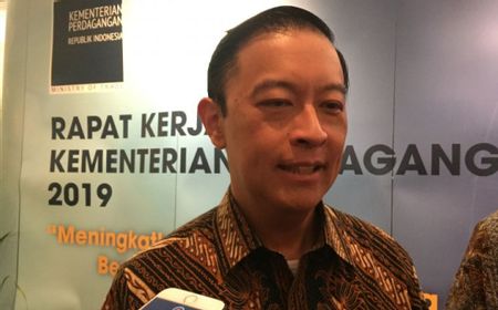 tom-lembong:-amin-bakal-incar-pajak-orang-kaya-demi-tingkatkan-tax-ratio
