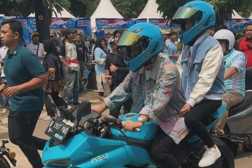 kejutan!-gibran-selvi-boncengan-naik-motor-ke-panggung-kampanye-di-gbk