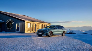 mobil-listrik-station-wagon-berparas-tampan-bmw-i5-touring