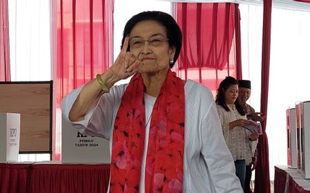 momen-megawati-berselendang-merah-saat-nyoblos-bareng-keluarga