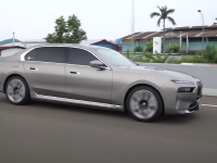 tes-lengkap-:-bmw-i7-mobil-listrik-flasghip-bikin-s-class-kalah-canggih