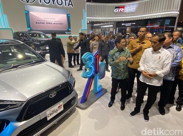 di-depan-presiden-jokowi,-toyota-minta-insentif-mobil-hybrid