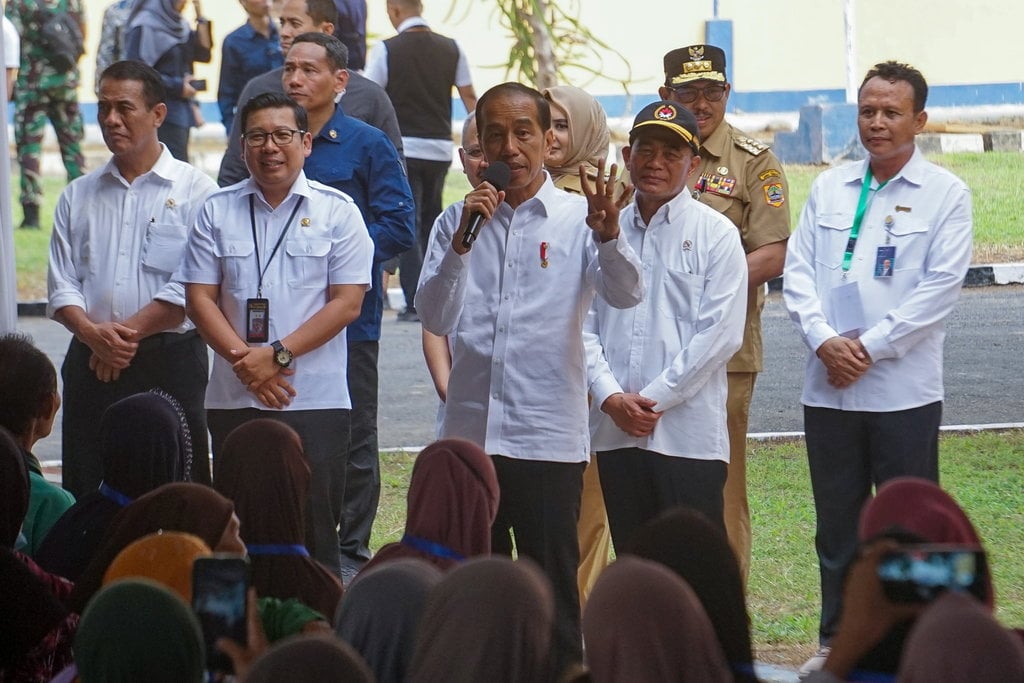 pemungutan-suara-usai,-jokowi-kembali-membagikan-bantuan-beras