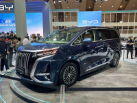 melihat-mewahnya-denza-d9-di-booth-byd,-lawan-alphard-bertenaga-listrik