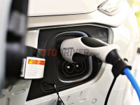 erick-thohir:-minta-pln-diskon-tarif-listrik-untuk-charging-kendaraan-listrik-di-rumah