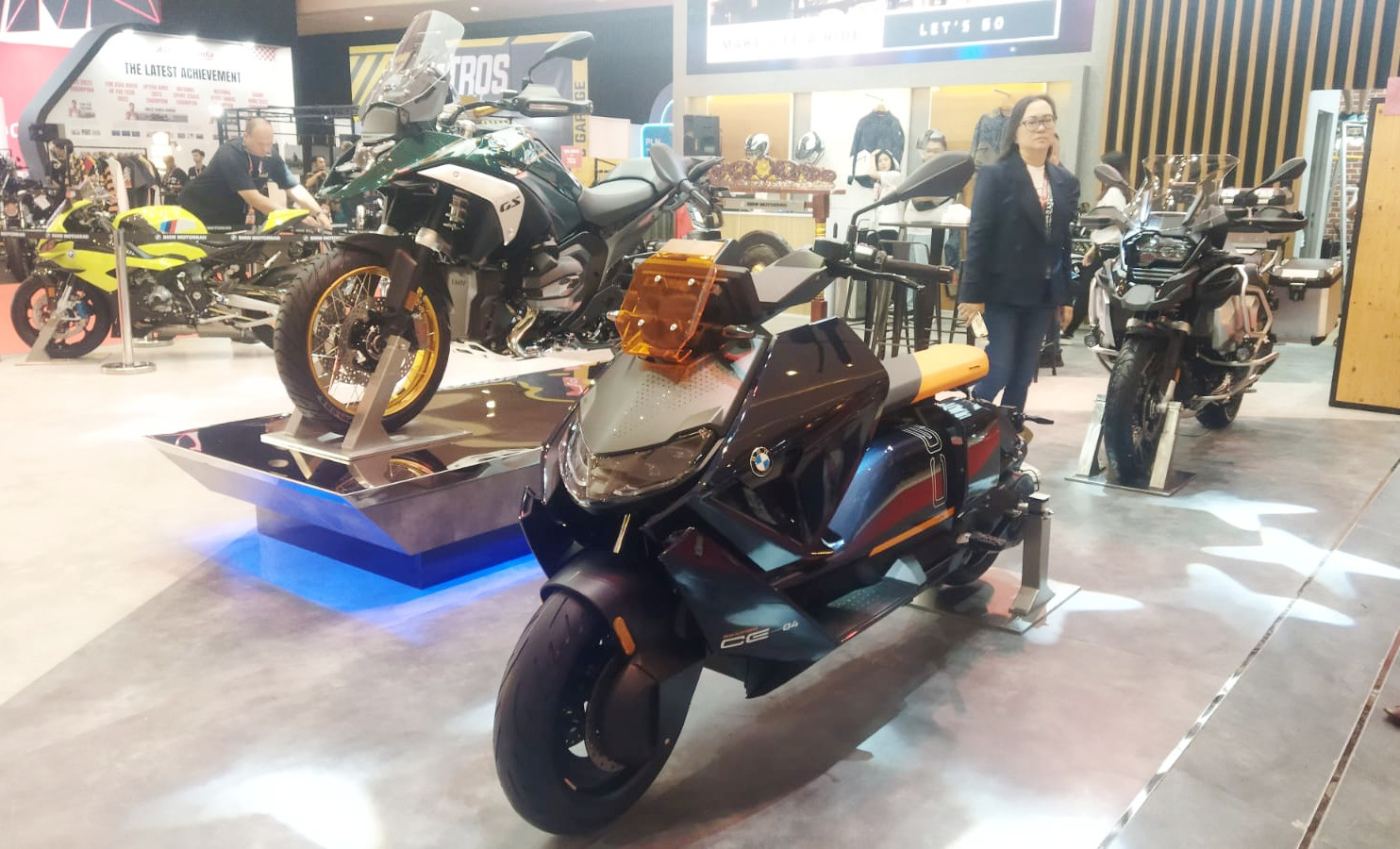 bmw-motorrad-indonesia-raih-penghargaan-best-booth-di-iims-2024