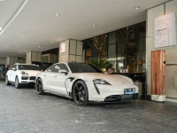 porsche-resmikan-fasilitas-pengisian-daya-terbarunya-di-hotel-bintang-lima-di-jakarta-barat