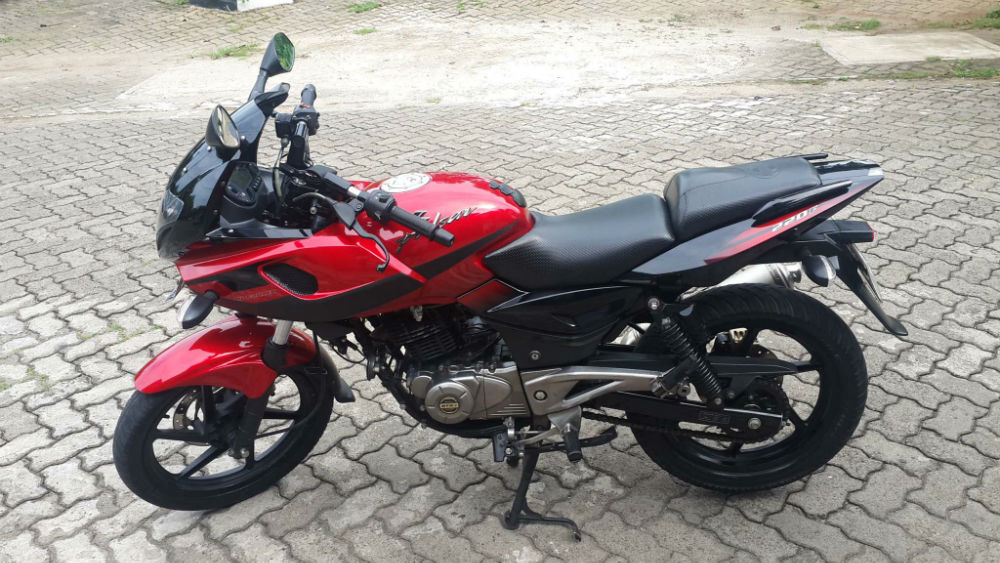 kelebihan-dan-kekurangan-bajaj-pulsar-220,-motor-sport-touring-penantang-yamaha-scorpio