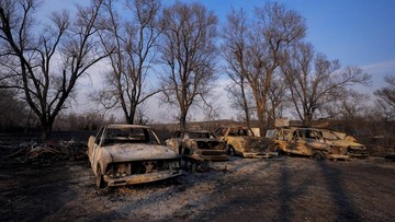 penampakan-mobil-mobil-hangus-dalam-kebakaran-hutan-di-texas