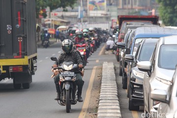 nggak-ada-takutnya,-pemotor-ditegur-polisi-gegara-lawan-arah-malah-ngeyel