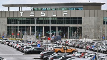 tesla-tak-kunjung-masuk-indonesia,-byd-bikin-kompetisi-seru