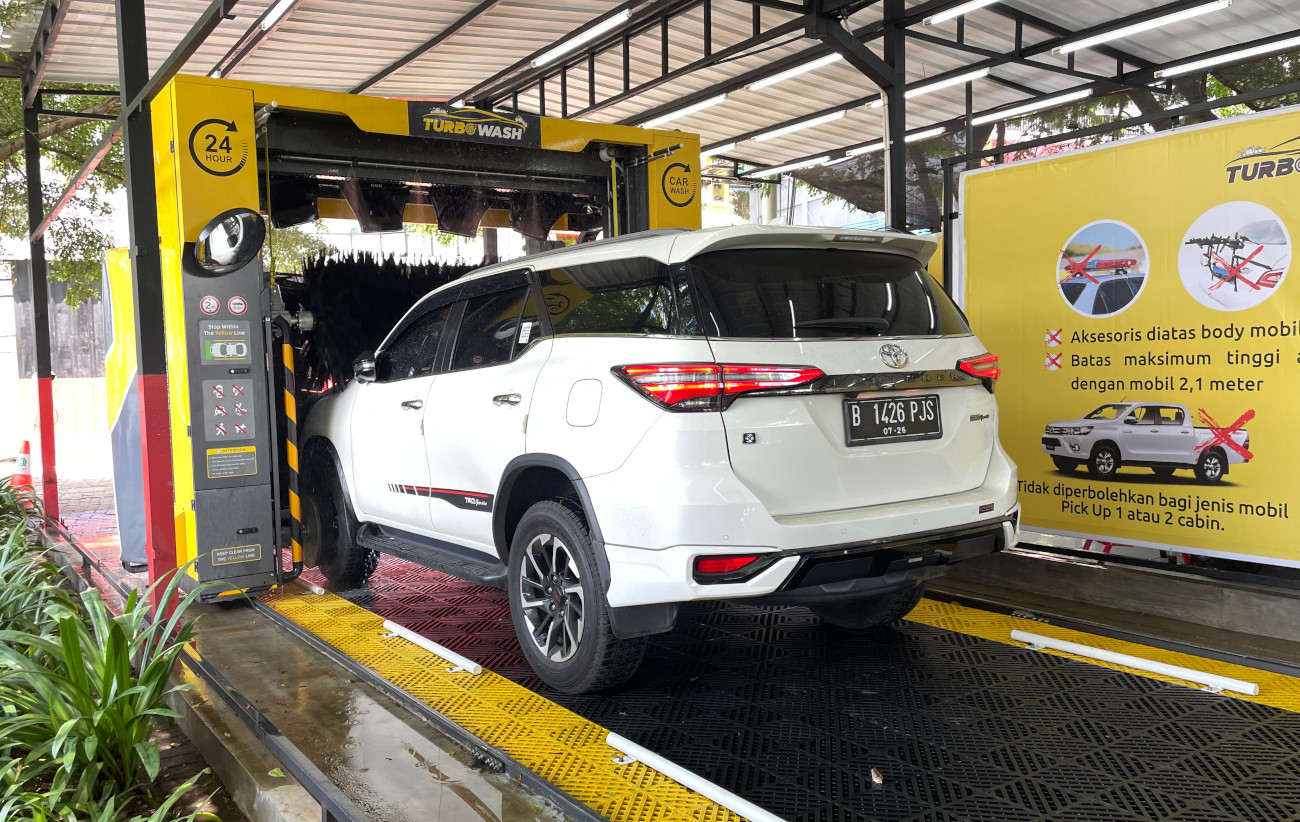 sistem-kerja-turbo-wash-layanan-cuci-mobil-3-9-menit-dari-autoglaze