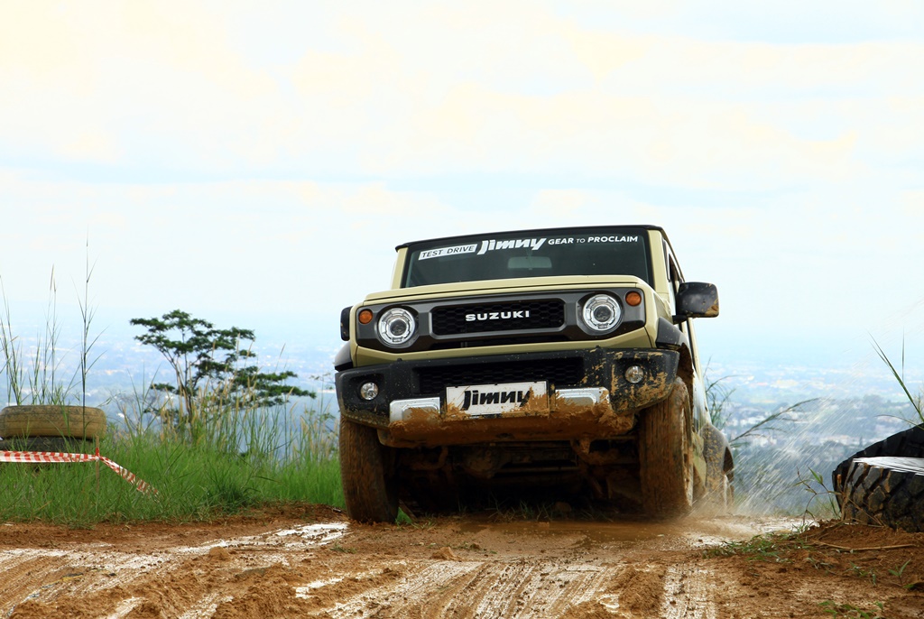cara-gunakan-fitur-4×4-pada-suzuki-jimny-5-pintu,-libas-medan-off-road-semakin-seru