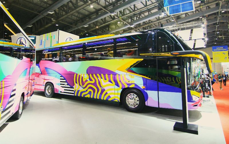 dcvi-ajak-stereoflow-corat-coret-bodi-bus-mercedes-benz