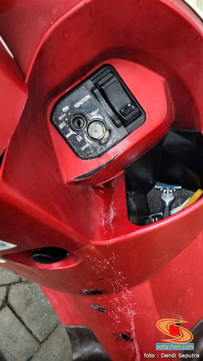 kunci-motor-disiram-lem-alteko-oleh-orang-iseng,-yuuk-dicoba-solusi-berikut-gans….