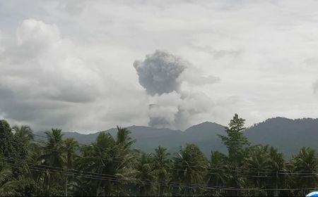 gunung-dukono-di-halmahera-utara-erupsi,-masyarakat-diminta-waspada