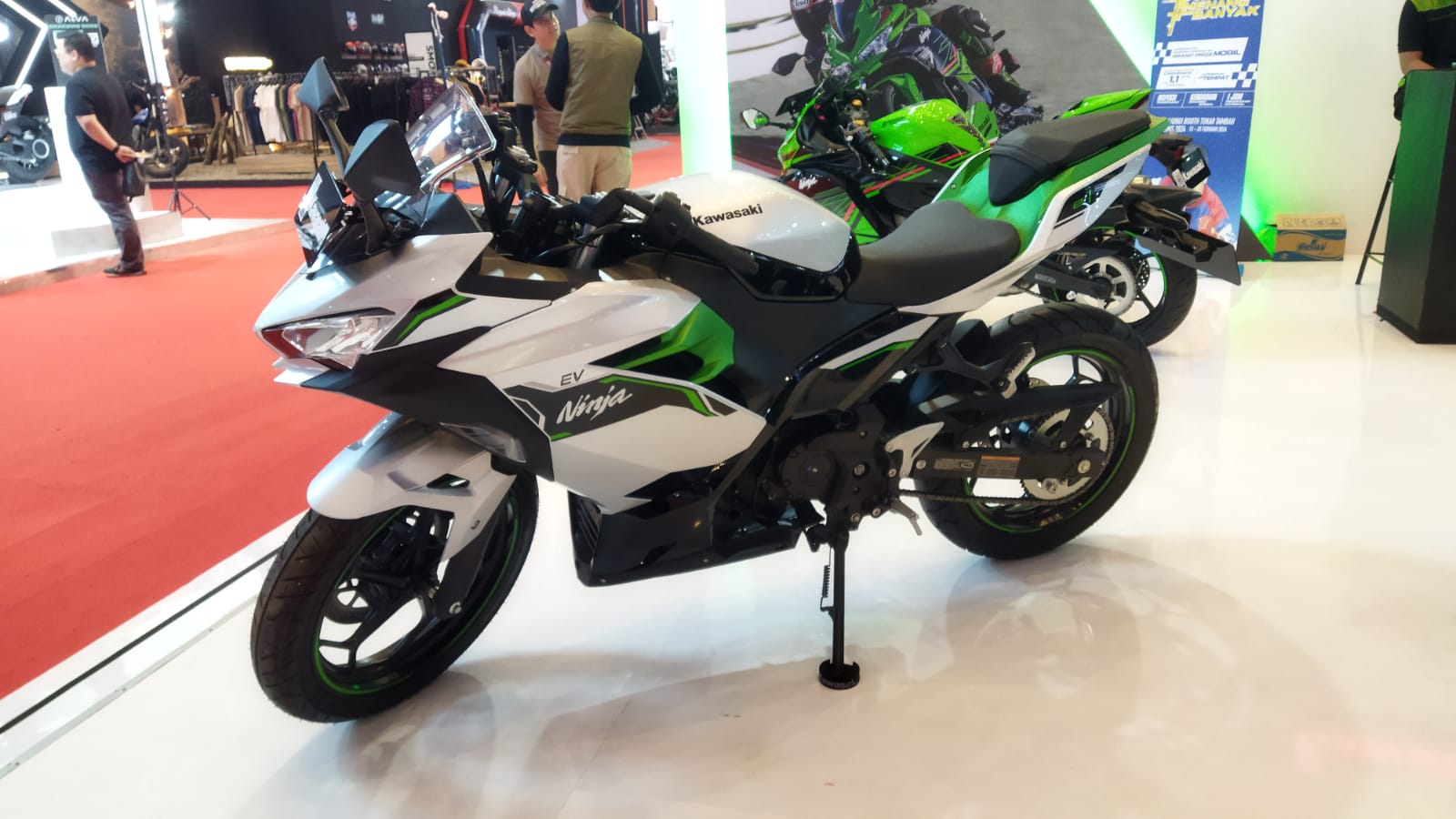 daftar-harga-motor-kawasaki-maret-2024,-ada-yang-enggak-nenggak-bensin!