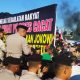sempat-ricuh,-dua-kelompok-massa-saling-lempar-botol-dan-panjat-pagar-gedung-dpr-ri