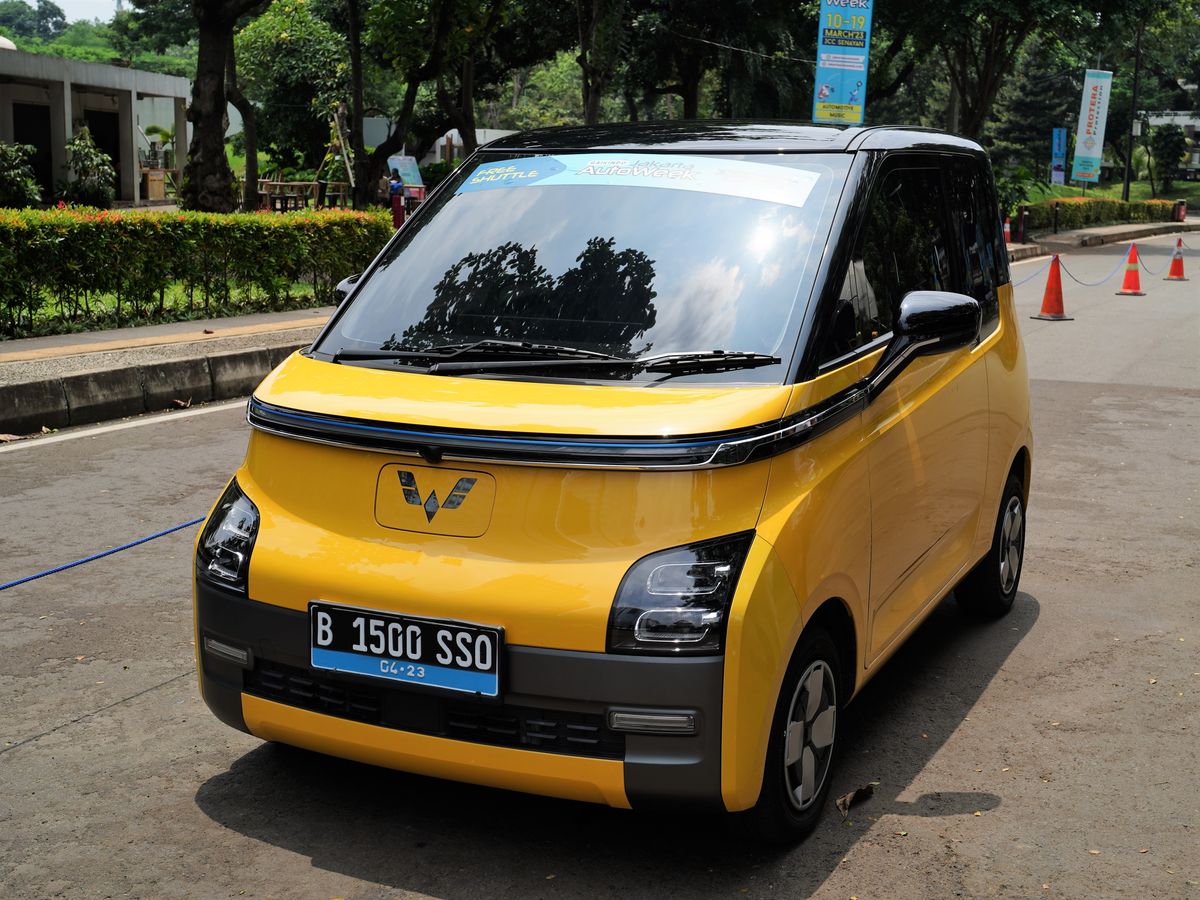 mengapa-plat-mobil-listrik-dibedakan-dengan-strip-biru?