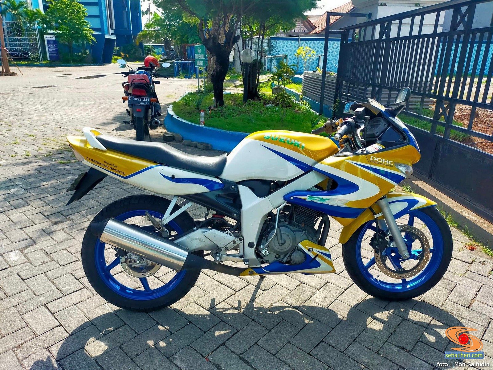 lebih-dekat-motor-langka-suzuki-fxr-150-warna-asli-kuning-edisi-ken-–-ken