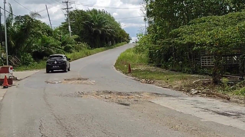 polri-pantau-jalan-rusak-dan-rawan-kecelakaan-jelang-mudik-2024,-tersebar-5-ribu-pos-pengamanan!