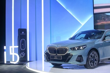 bmw-rilis-sedan-i5-listrik,-berapa-harganya?