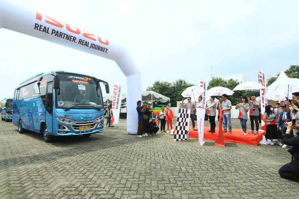 mudik-gratis-isuzu,-berangkatkan-50-keluarga-ke-kampung-halaman