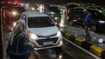 pemudik-pakai-bahu-jalan-tol-buat-istirahat,-emang-boleh?