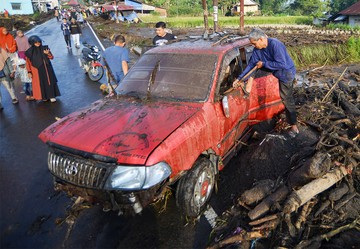 kondisi-mobil-dan-motor-yang-jadi-korban-lahar-dingin-marapi