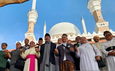 uskup-agung-semarang-datangi-ucapkan-selamat-idulfitri-di-masjid-agung-jateng:-tuhan-memberkati