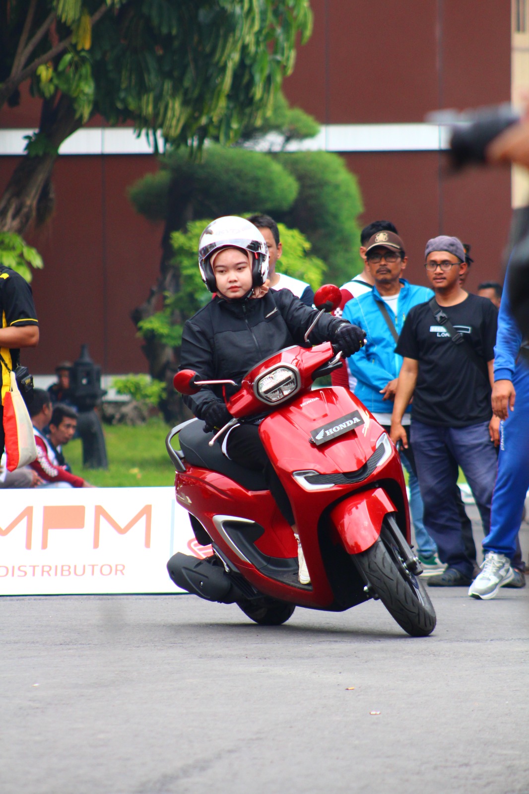khusus-perempuan-indonesia-:-yuuk-kenali-teknik-berkendara-motor-yang-benar-sis….