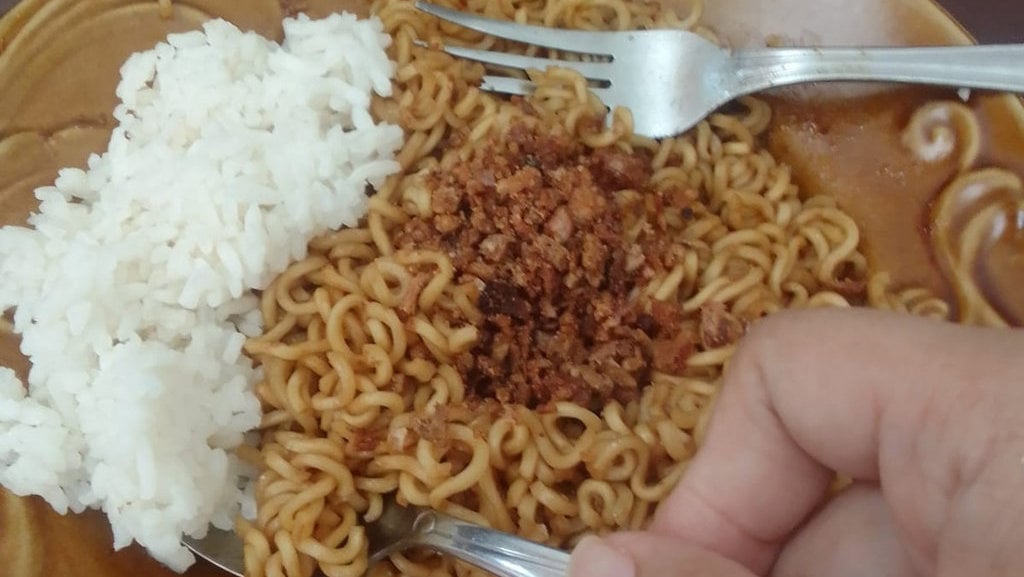 alasan-dan-bahaya-makan-mie-pakai-nasi-untuk-tubuh