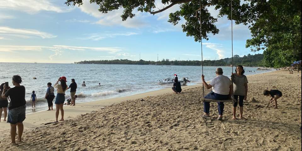 libur-lebaran-di-carita:-menyegarkan,-tapi-keamanan-saya-sebagai-perempuan-terancam